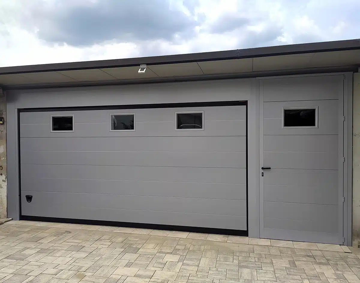portone-per-garage-finestrato-con-oblo