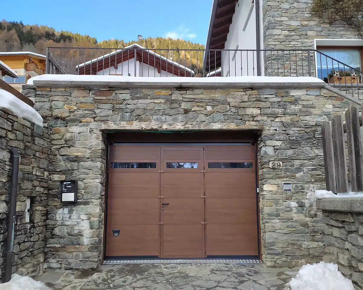 portone-per-garage-finestrato-e-motorizzato
